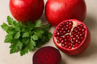 alt="Натюрморт с продуктами, богатыми железом (яблоко, гранат, петрушка, свёкла) на светлом фоне".